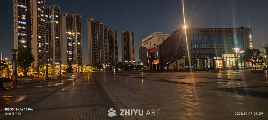 都市夜景：高楼与广场的静谧