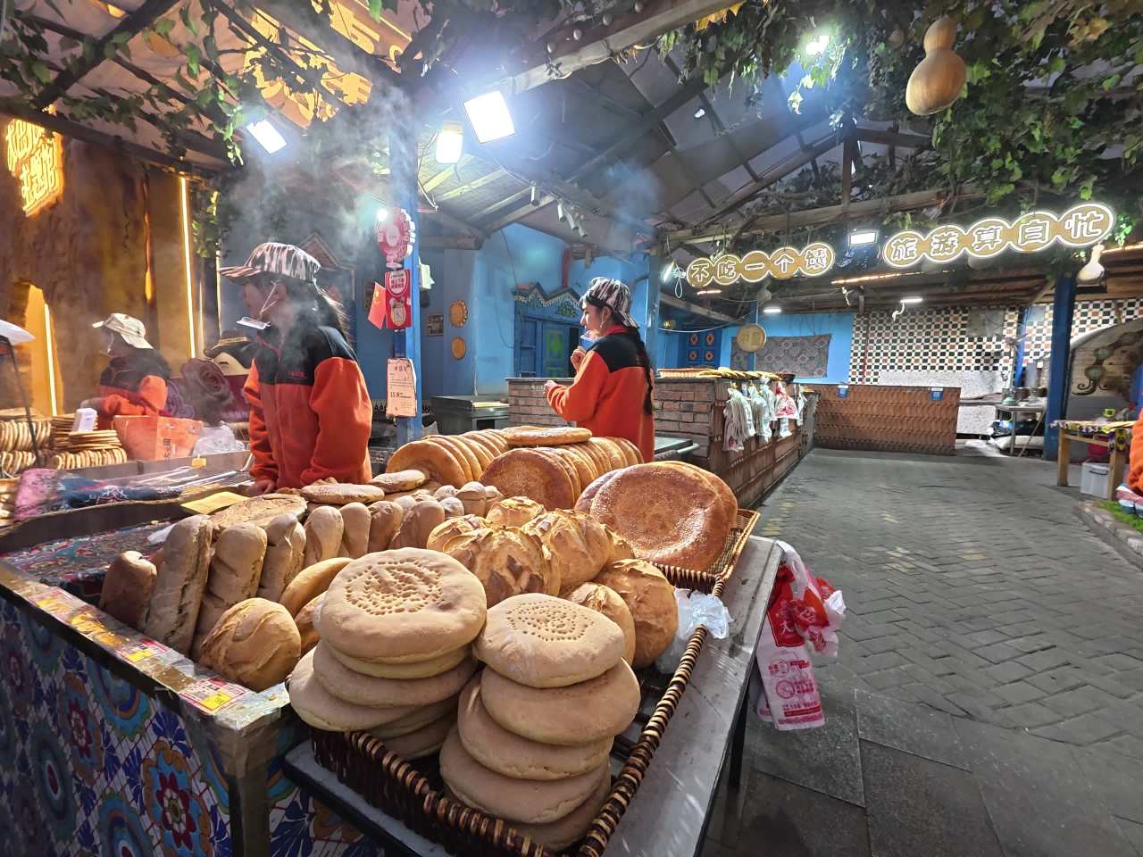 热闹市场中的面包摊