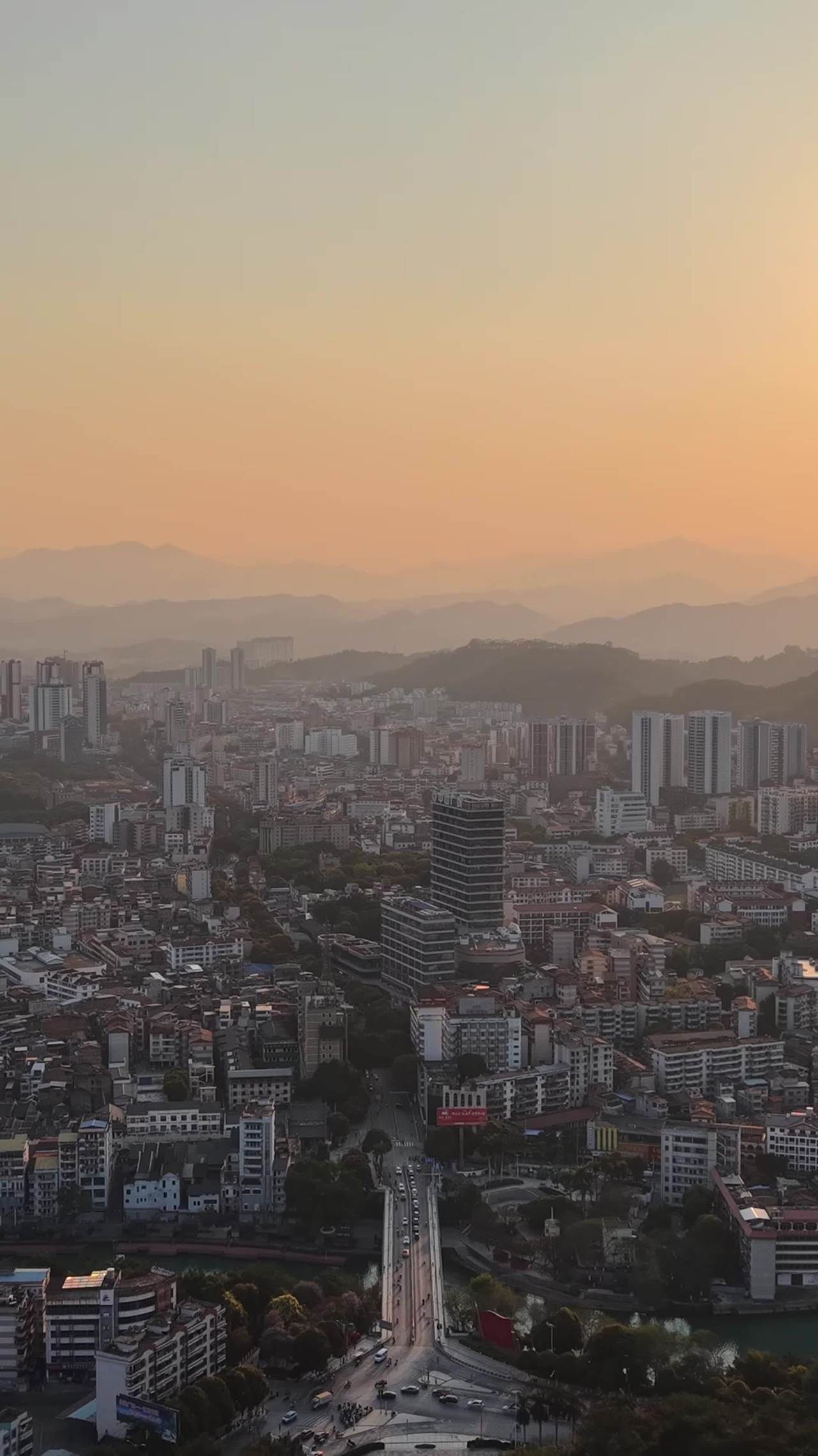 城市日落与山脉