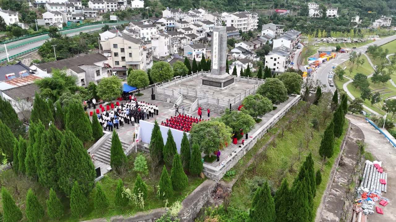 航拍纪念碑前的纪念活动