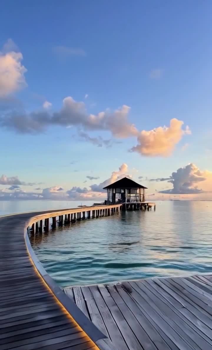 海边栈桥小屋与天空云彩，静谧的岛屿风光