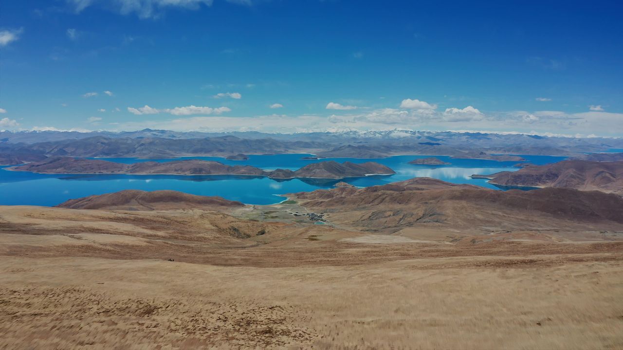 航拍羊卓雍措日托寺景区风景