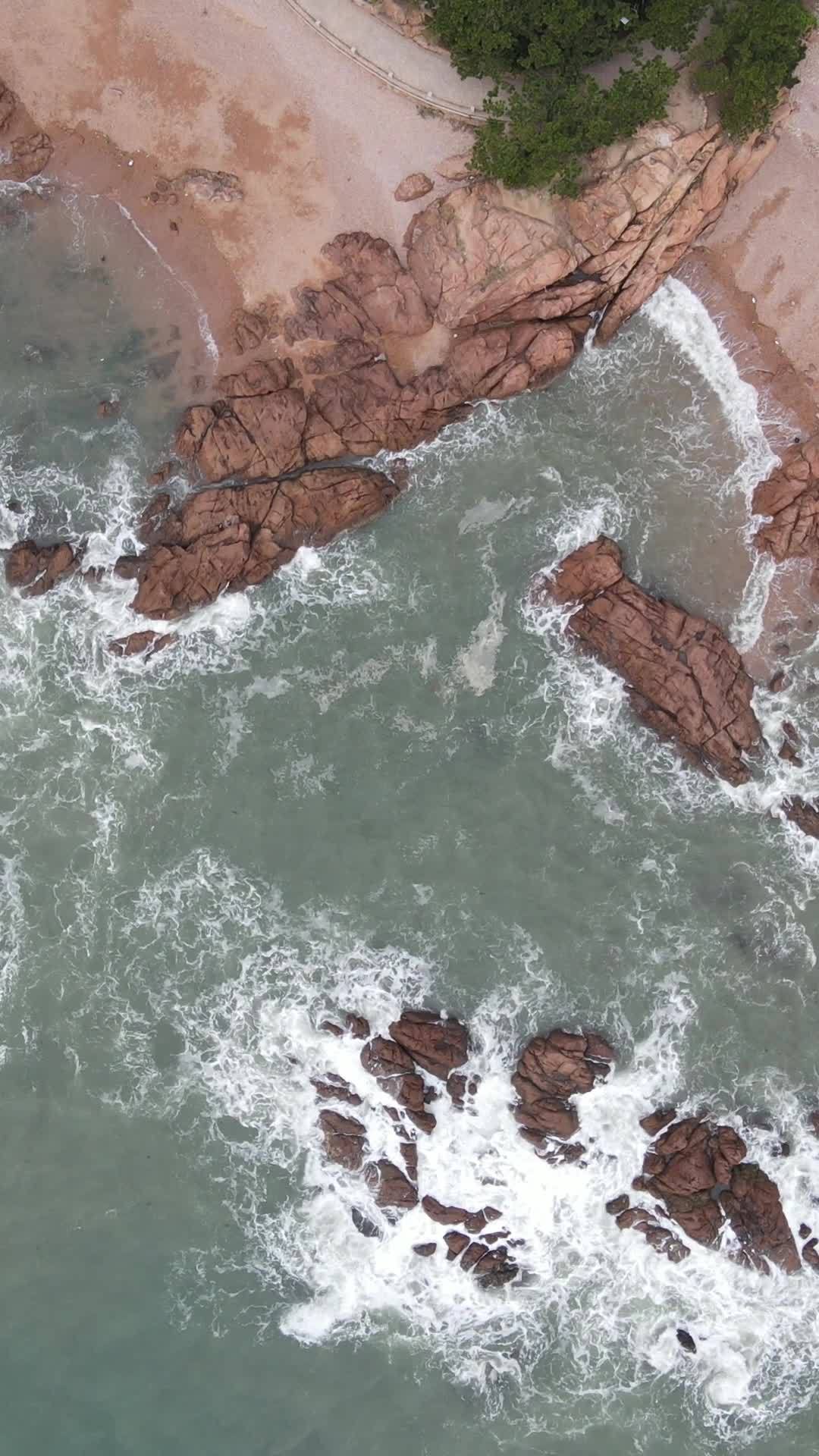 海岸岩石与海浪的宁静之美
