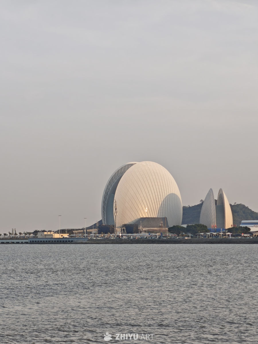 水边的独特建筑景观