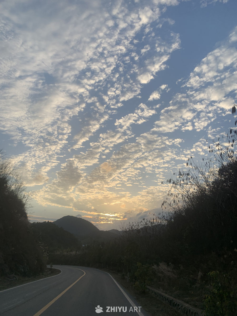夕阳下的山间公路