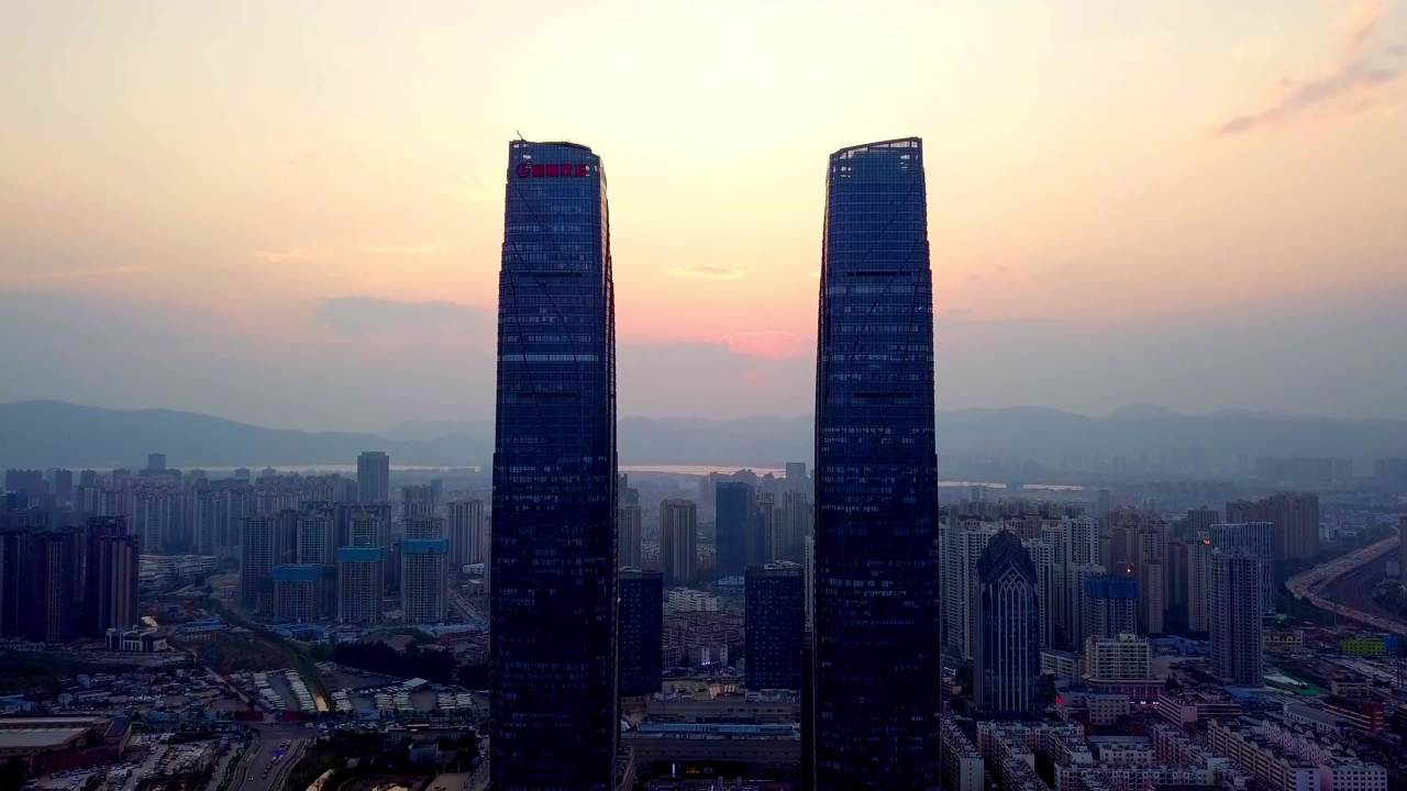 日落下的摩天大楼