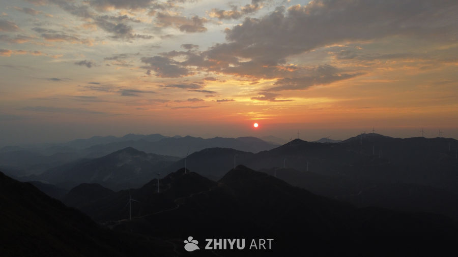 日落山巅的静谧时光