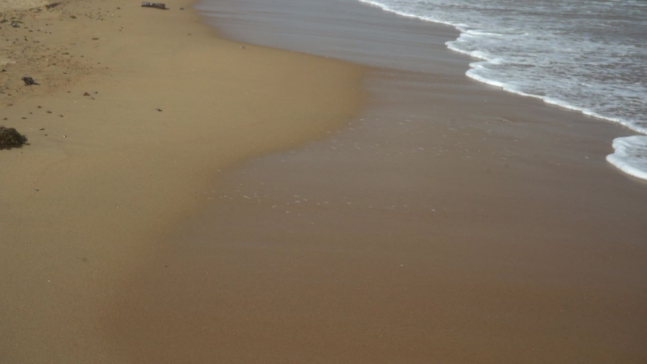 海洋冲进沙滩