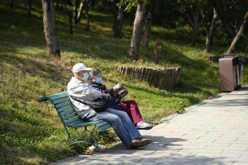 公园长椅上休息的老人夫妻