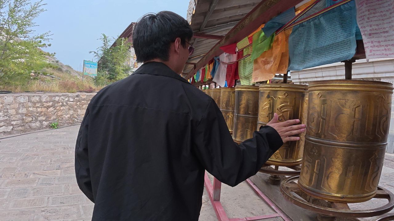 男子转经轮藏传佛教