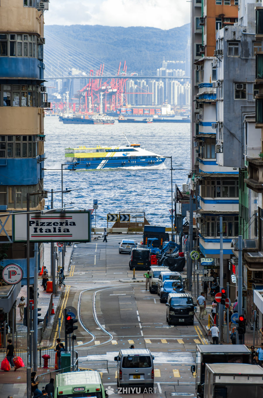 都市港口繁忙景象