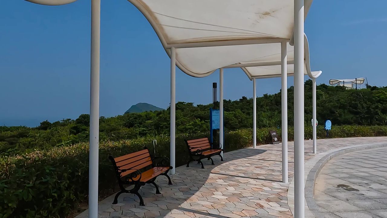 海边栈道的凉亭