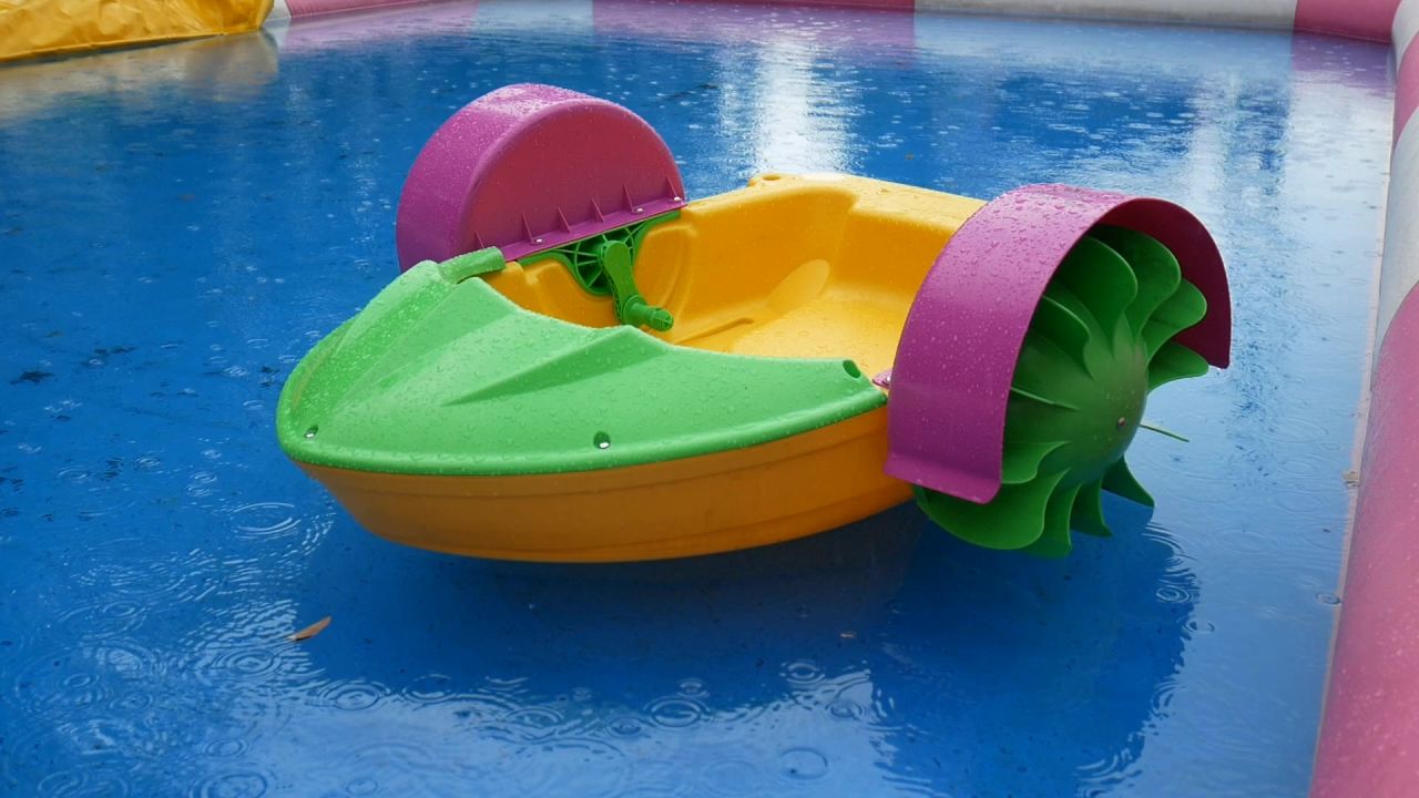 雨中的彩色小船