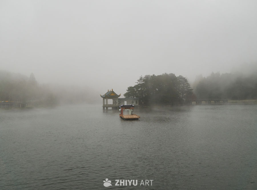 庐山如琴湖雾景风光