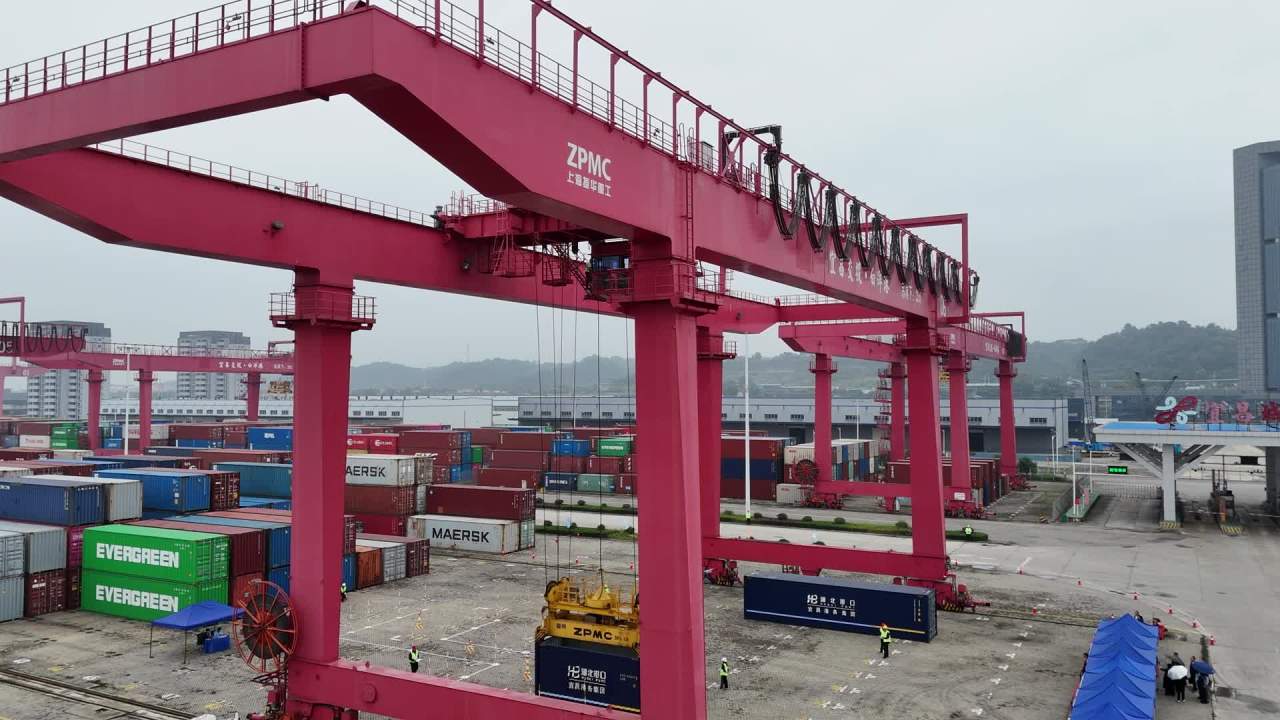 港口集装箱起重机作业场景