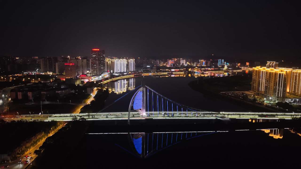 夜幕下的都市桥梁