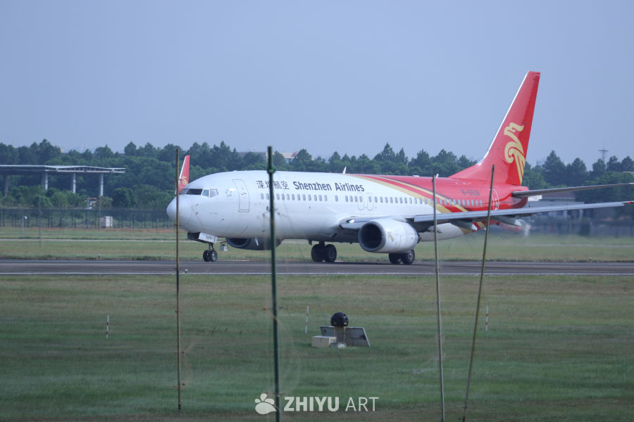 深圳航空飞机准备起飞