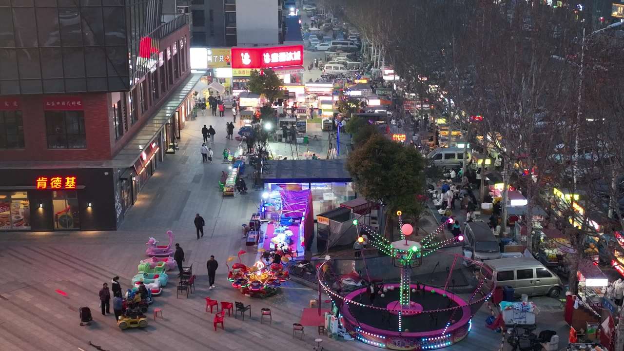夜晚的城市夜市狂欢