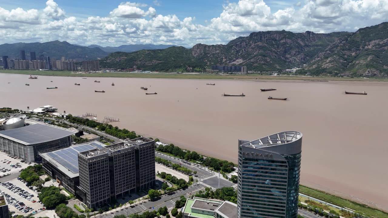 江畔都市风光