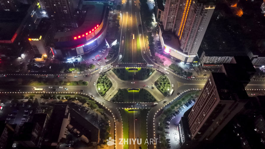 夜幕下的城市十字路口