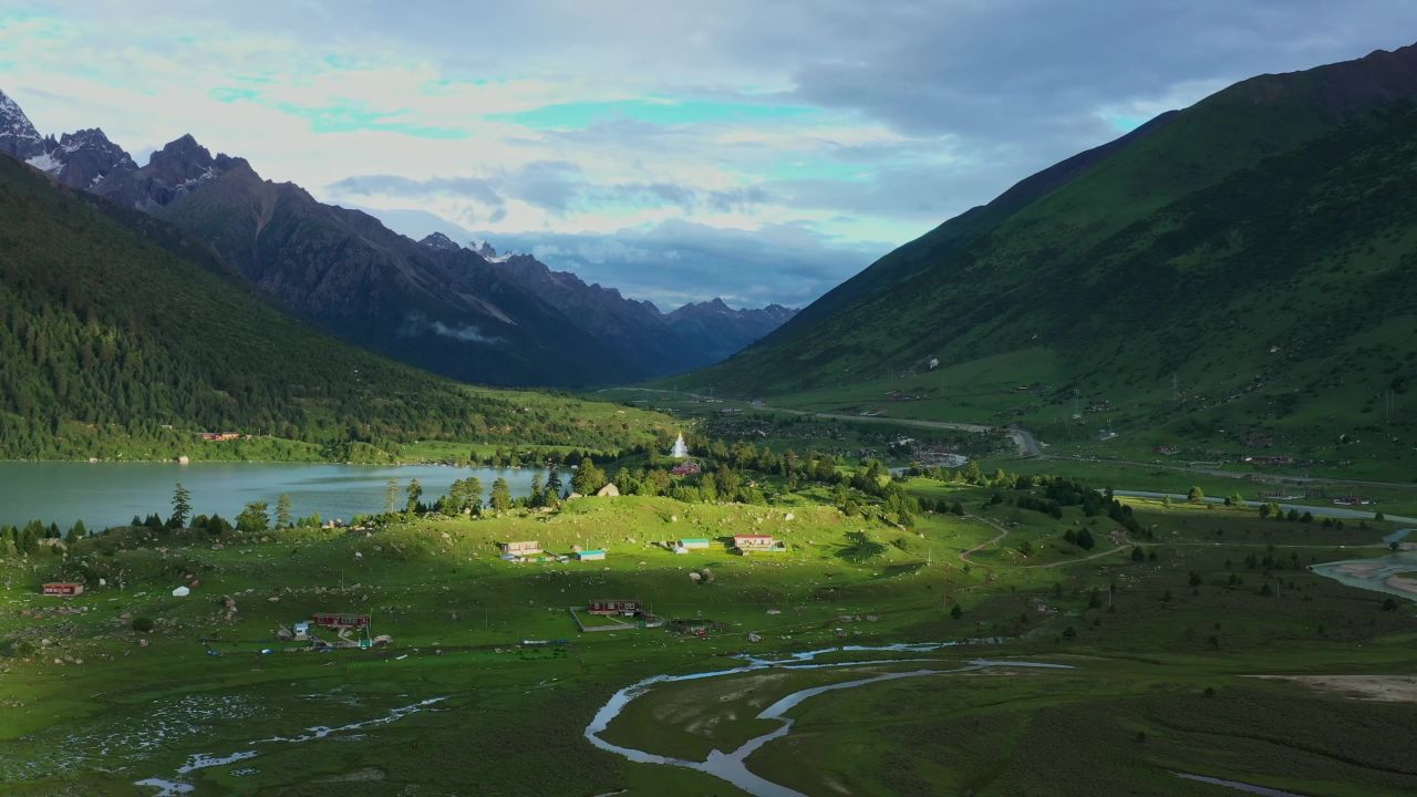 航拍四川甘孜新路海湿地风景