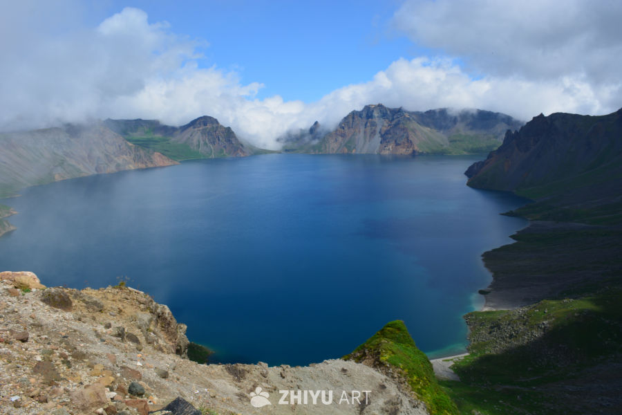 火山湖的壮丽景色