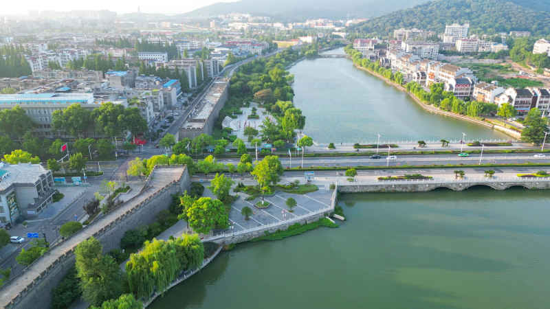 航拍湖北襄阳古城护城河