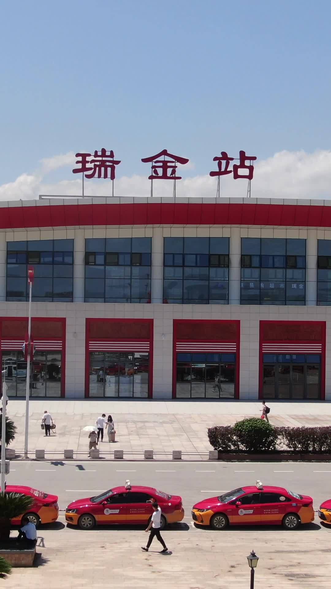 瑞金站前的繁忙景象