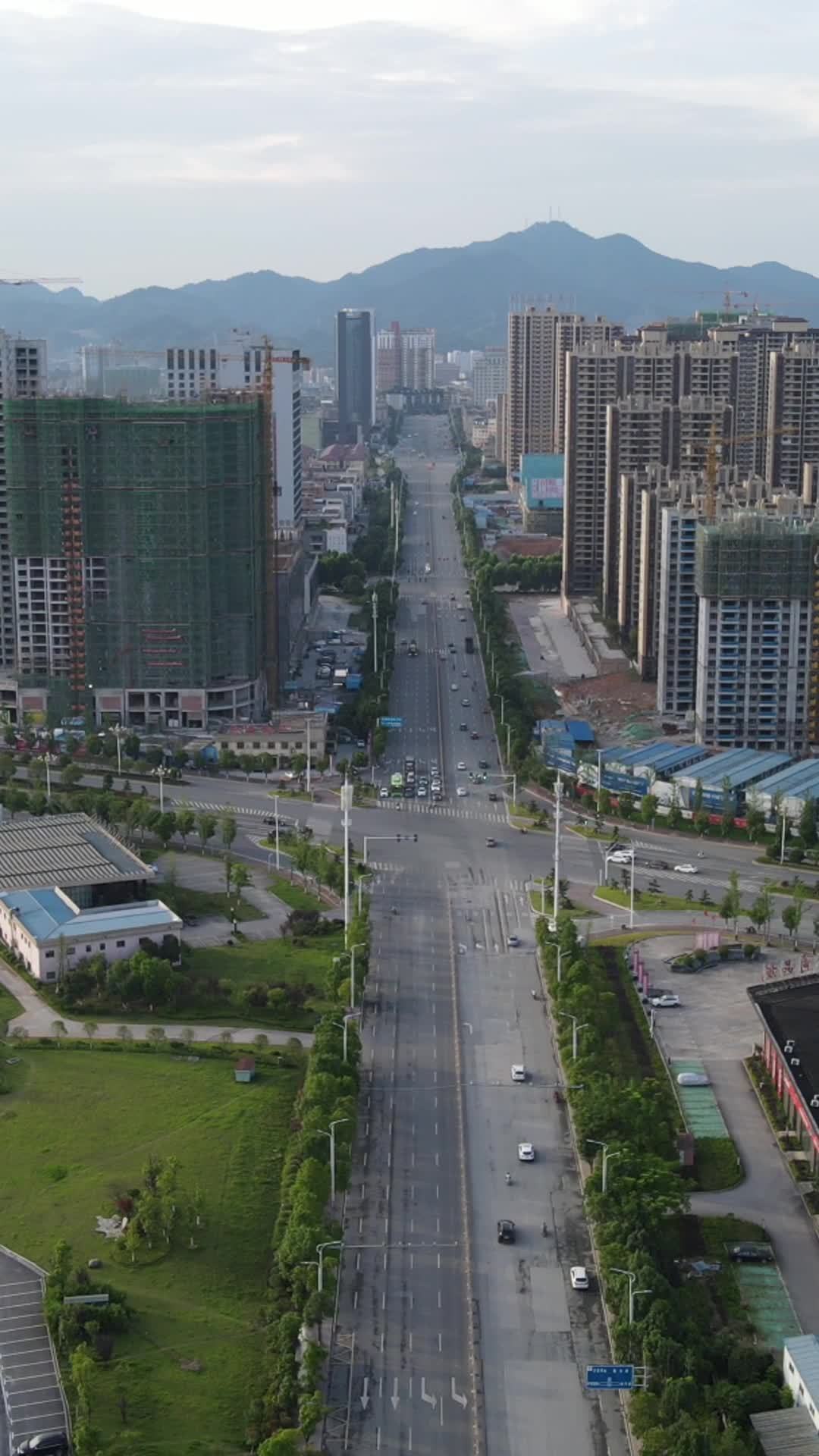 晨曦中的城市发展