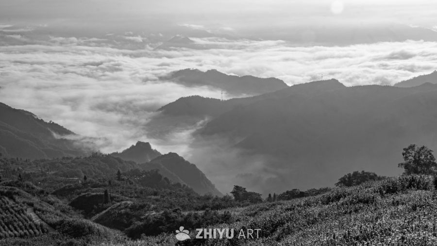 云海山峦晨曦图