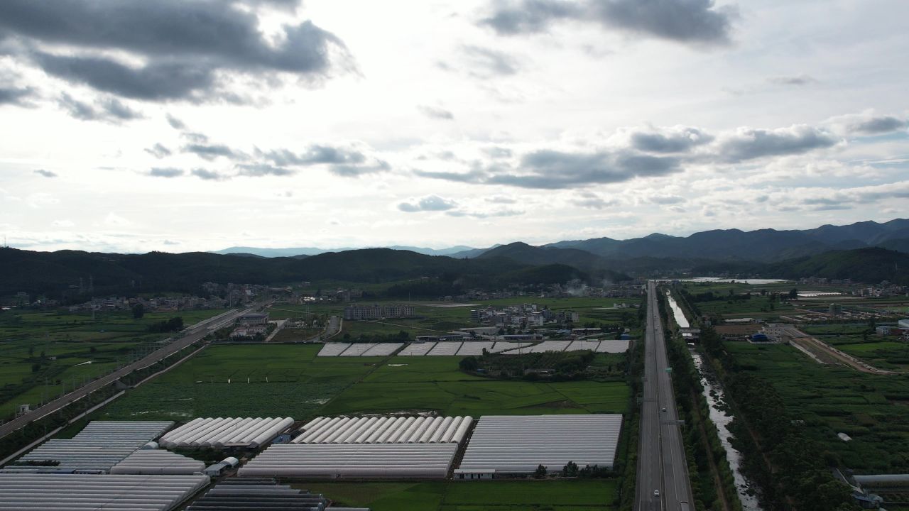 农村高山公路和绿色农田与塑料种植大棚1