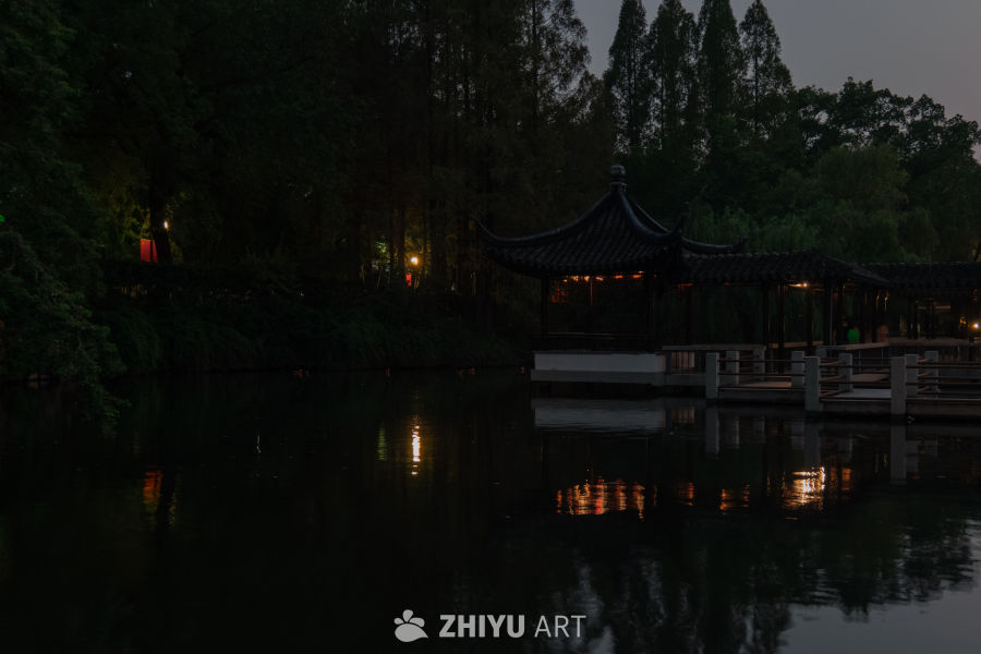 夜色中的古典水榭
