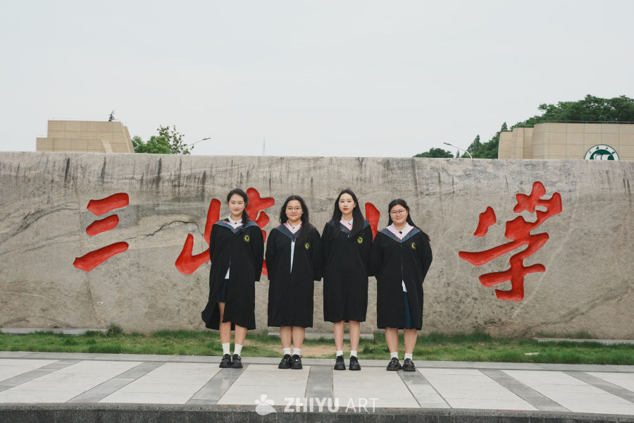 青春毕业照：学士服下的笑容