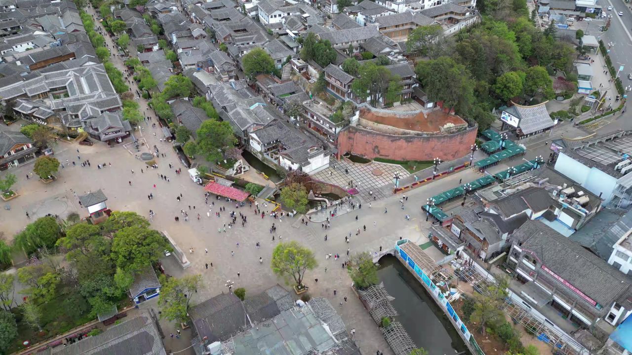  航拍云南丽江古城大水车地标