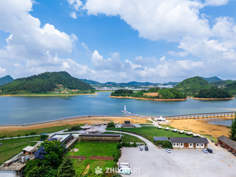 湖畔山丘与宁静沙滩