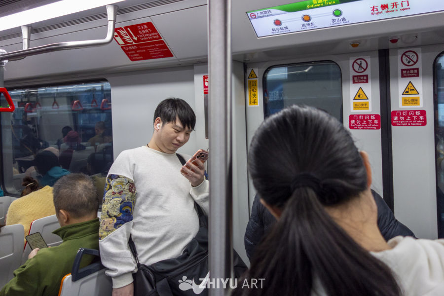 地铁上的低头族