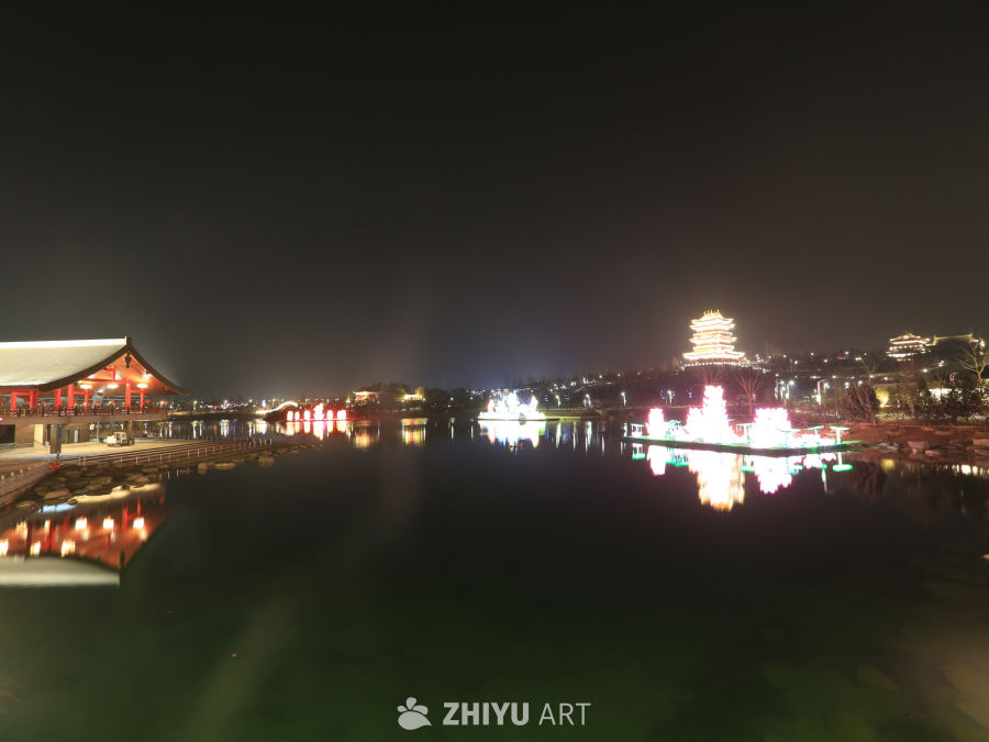 夜色中的水岸灯火