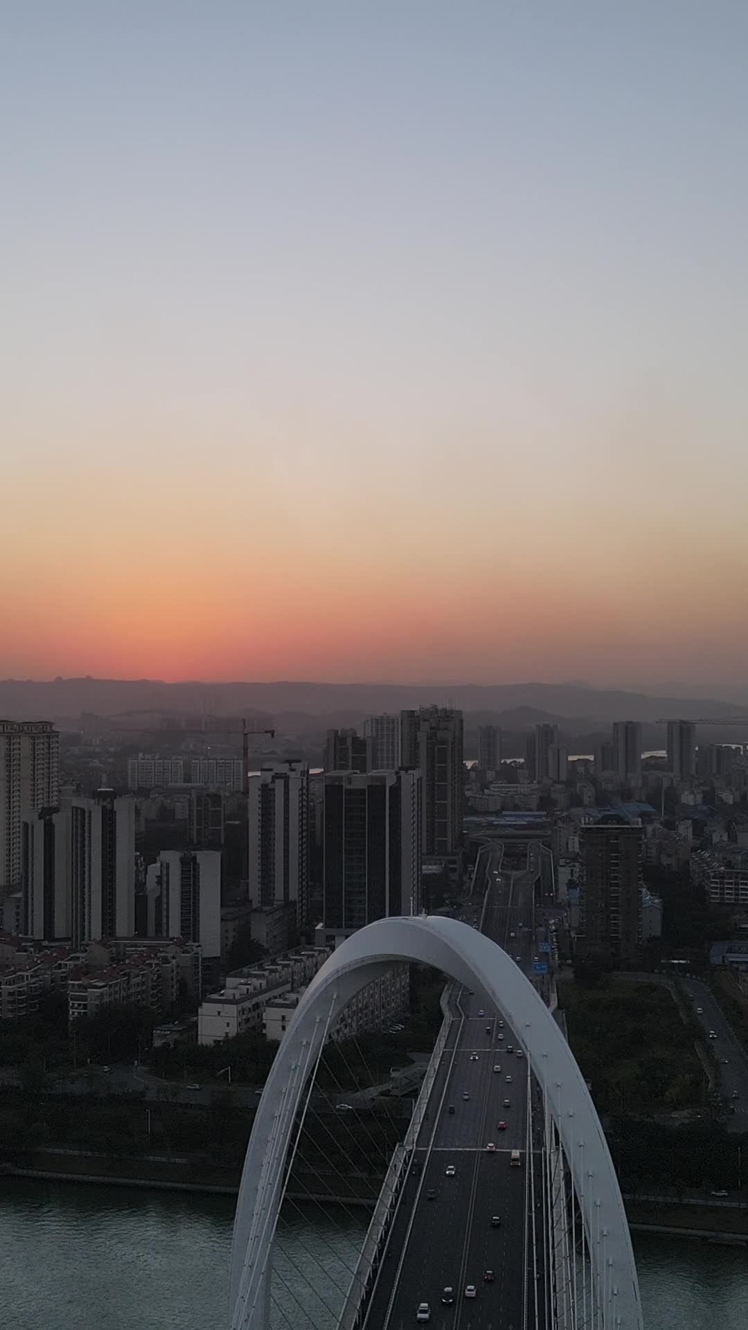 城市日落下的桥梁
