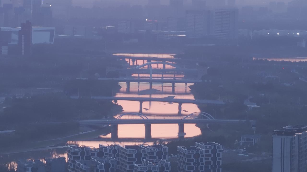 晨雾中的城市桥梁