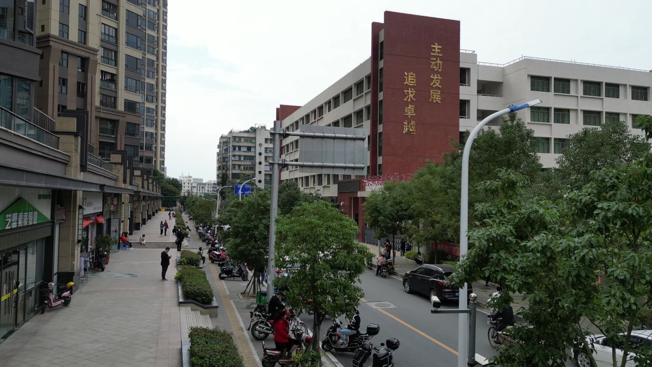 校园外街景