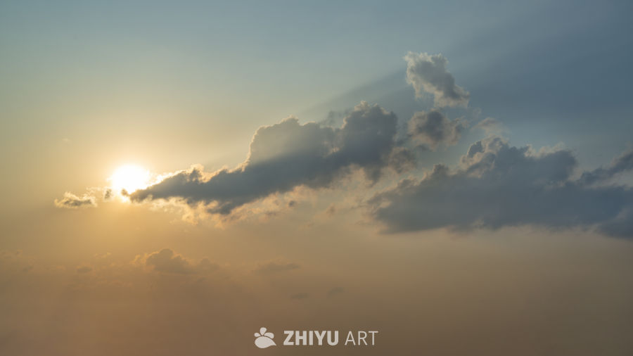 夕阳余晖与云层