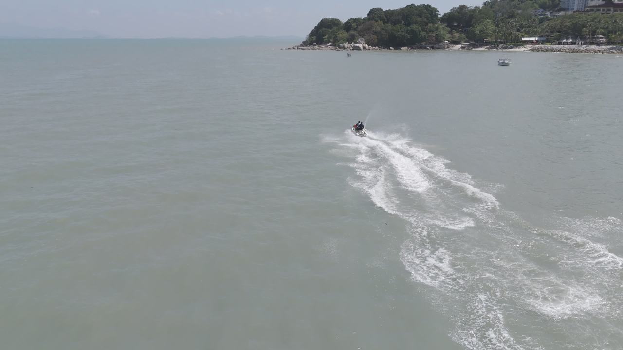 水上摩托航拍：海滨疾驰