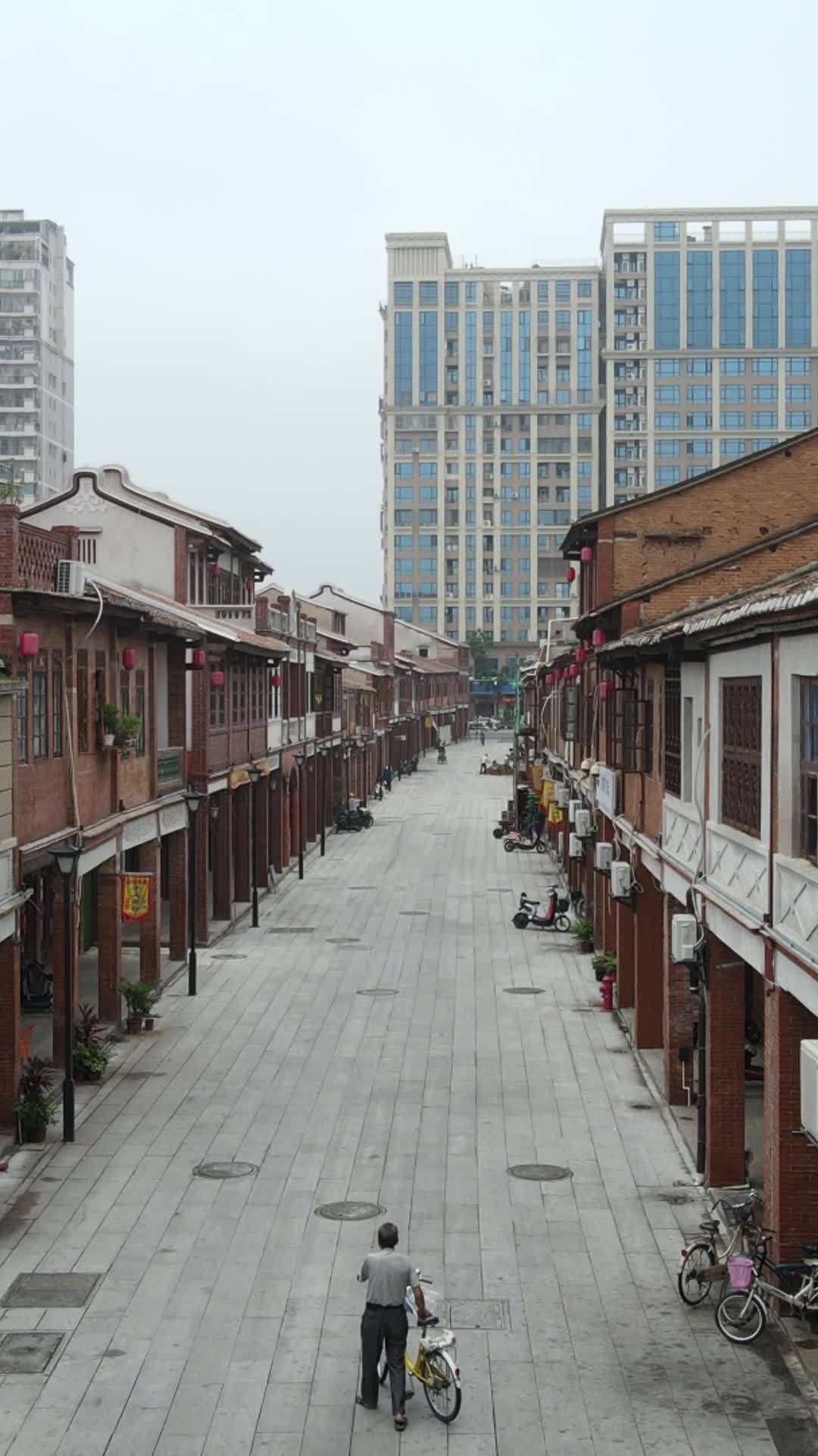 传统与现代交织的街景