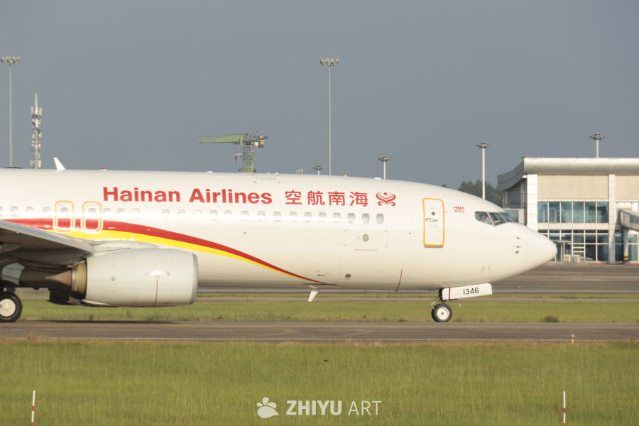 海南航空飞机在机场跑道