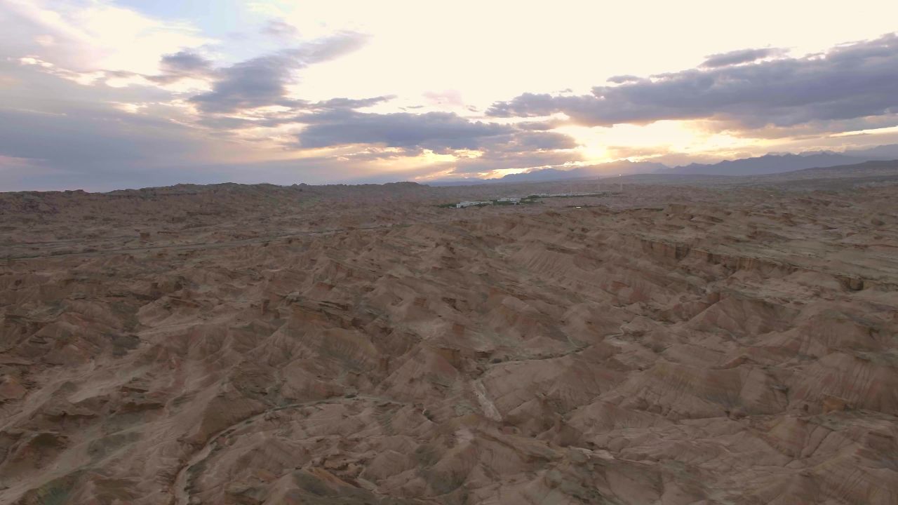 无人荒漠新疆地貌自然风化夕阳自然景观