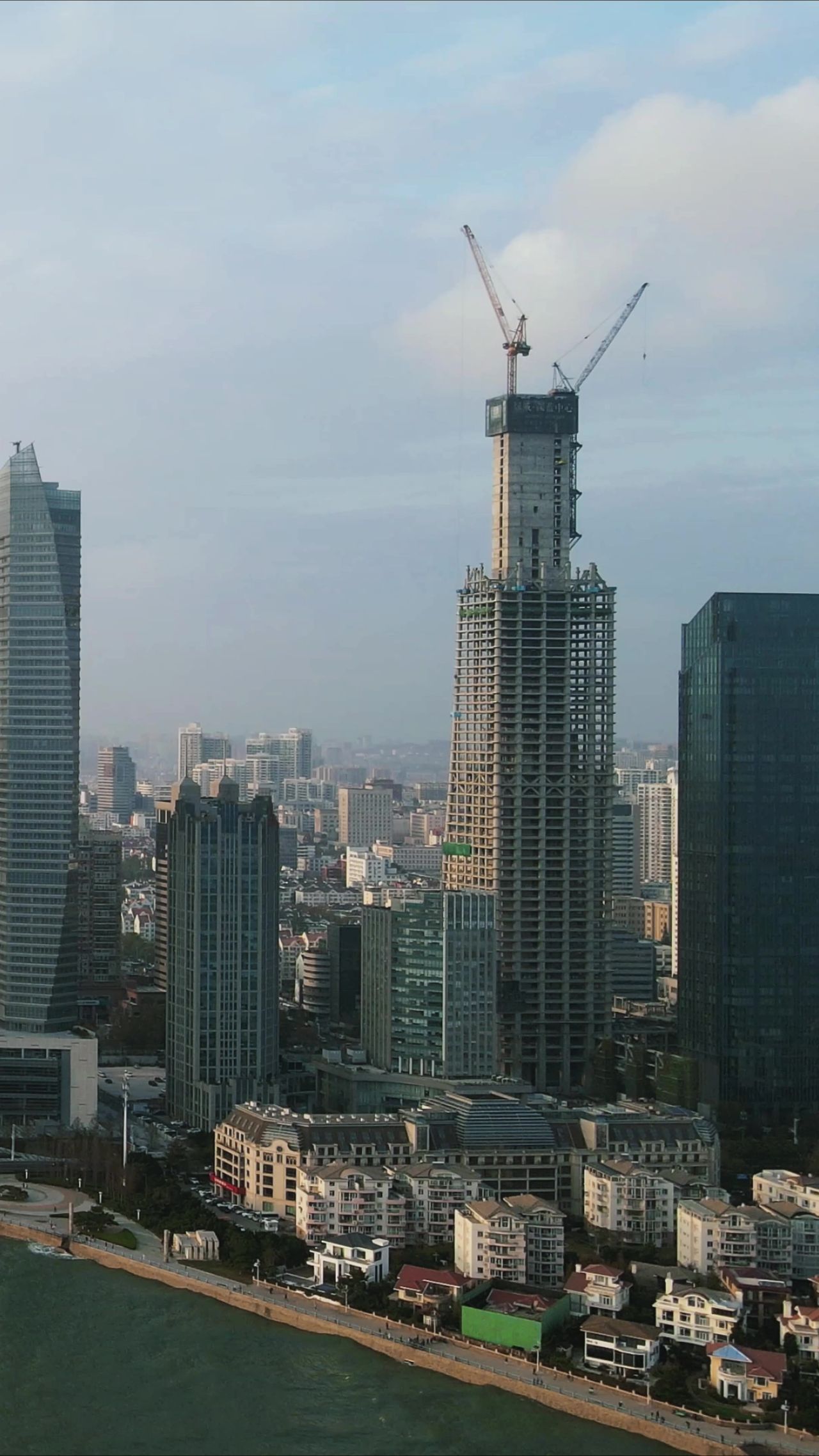 航拍山东青岛城市建设竖屏