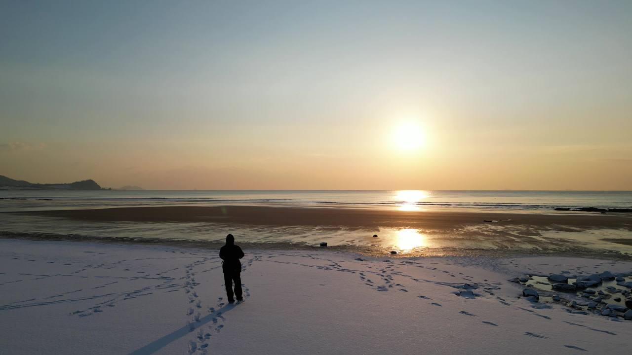 青岛石老人浴场海边雪景航拍 23