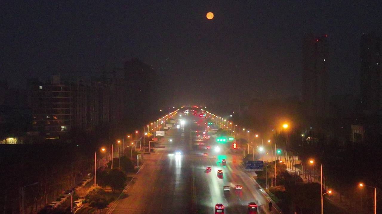 夜幕下的城市车流
