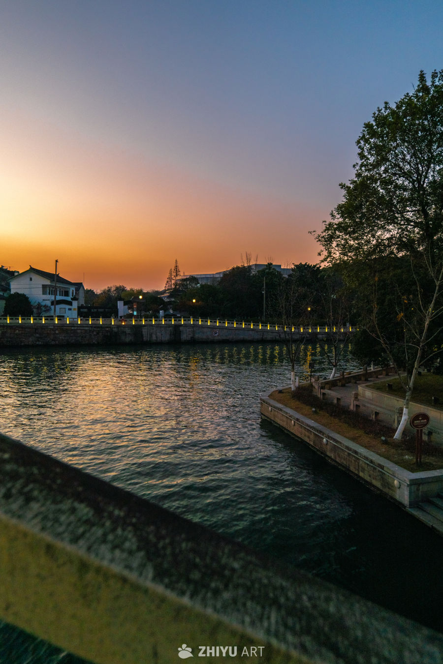 黄昏河畔的宁静时光