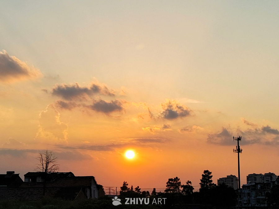 夕阳下的城市剪影
